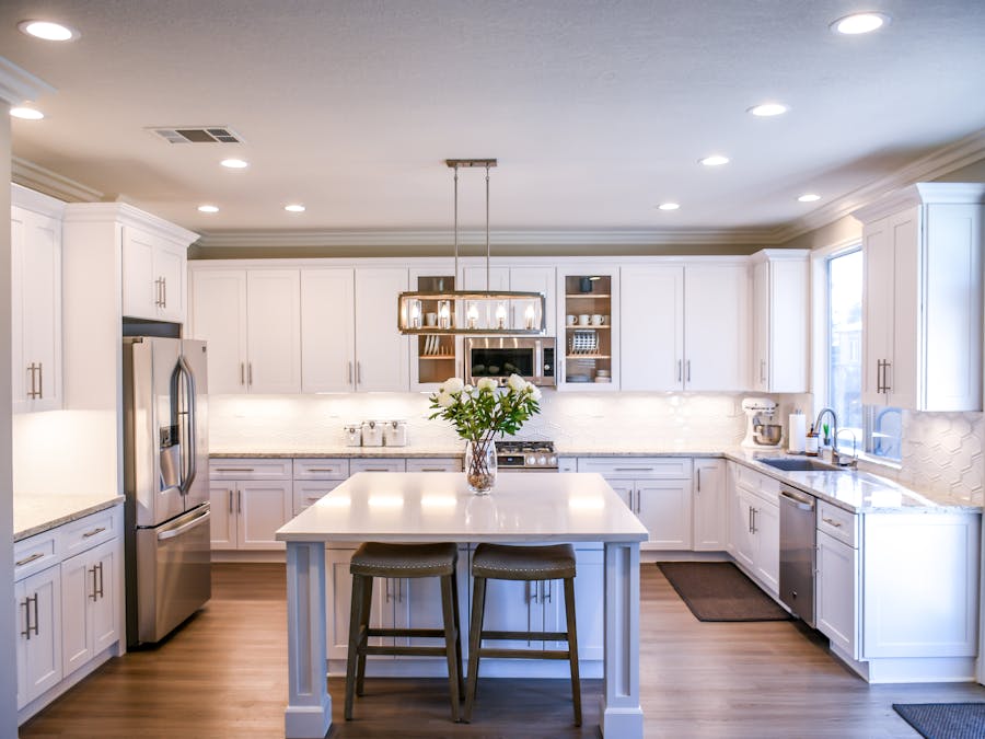 Handleless minimal kitchen in warm ink with brass detail